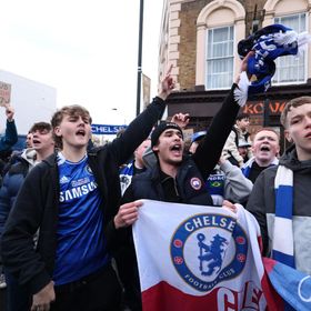 تشيلسي يحذر مشجعيه بعد إصابة اثنين في نابولي