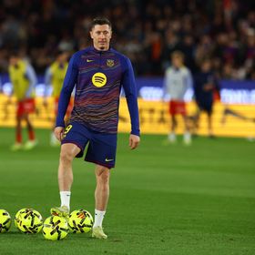 ما هي حلول فليك لأزمة غياب ليفاندوفسكي عن صفوف برشلونة؟