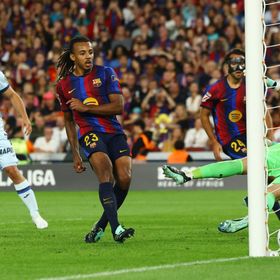 كوندي يصدم فليك قبل الكلاسيكو بين برشلونة وريال مدريد