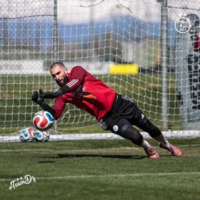 الإصابة تهدد مشاركة حارس الجزائر في كأس العالم 2026