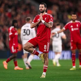 شاهد.. ليفربول يسحق بارنسلي وسوبوسلاي يتذكر صلاح ويثير الاستغراب