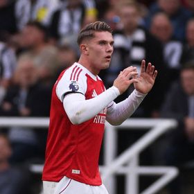 نجم أرسنال السابق ينصح غيوكيريس "البدين" بإنقاص وزنه