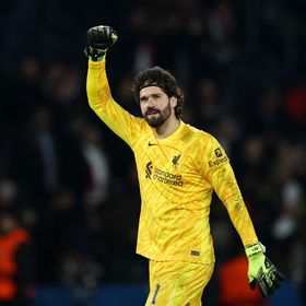 لماذا غادر أليسون معسكر ليفربول الآسيوي وعاد إلى إنجلترا؟