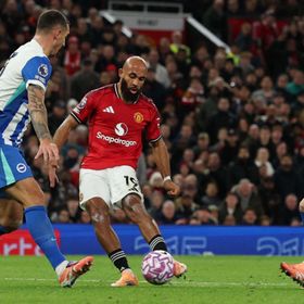 مانشستر يونايتد يجتاز برايتون برباعية ويدخل المربع الذهبي