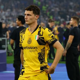 مدافع إنتر ميلان يعرض خدماته على برشلونة