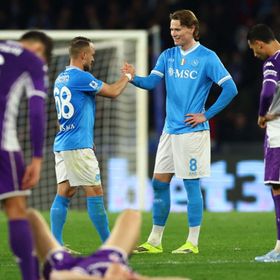 نابولي يستعيد توازنه بالفوز على فيورنتينا بعد صدمة دوري الأبطال