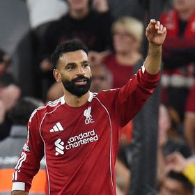 "أرقام مجنونة".. أسطورة مانشستر يونايتد يطرح سؤالاً عن محمد صلاح