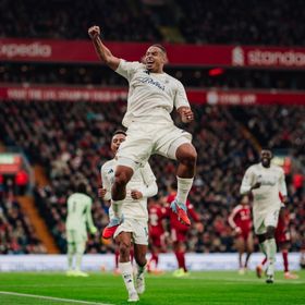 نوتنغهام يُفسد إنجاز محمد صلاح ويسحق ليفربول في أنفيلد