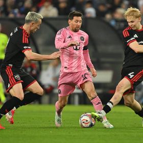 شاهد.. "لمسة سحرية" تمنح ميسي الهدف 899 ليواصل مطاردة رونالدو