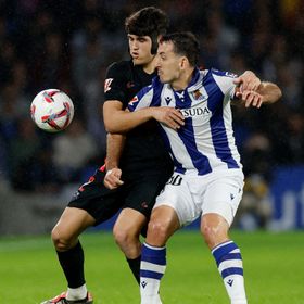 لماذا أطلق لاعبو برشلونة على كوبارسي لقب "عامل ماكدونالدز"؟