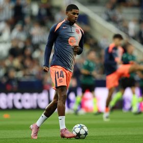 راشفورد ورافينيا يقودان هجوم برشلونة أمام أوفييدو بالدوري الإسباني