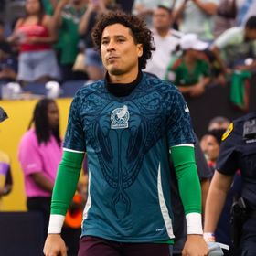 "تميمة المونديال".. حارس المكسيك الشهير قد يشارك للمرة السادسة في كأس العالم