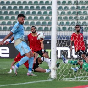 مدافع الأهلي المصري يدافع عن نفسه بعد أزمة "رجل المباراة" مع زميل