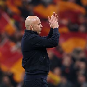 سلوت يلقي باللوم على هجومه وملعب غلطة سراي بعد خسارة ليفربول