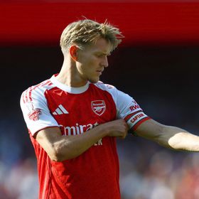 أوديغارد يتجاهل مطالبة أسطورة أرسنال بتجريده من شارة القيادة