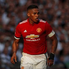 لاعب سابق في مانشستر يونايتد ينقذ رجلاً من الانتحار بالإكوادور