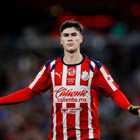 أرقامه أفضل من لامين يامال.. برشلونة يراقب "النملة" أفضل هداف صاعد بالعالم