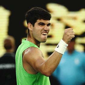 كارلوس ألكاراز يهزم ألكسندر زفيريف بعد أداء بطولي ويبلغ نهائي أستراليا