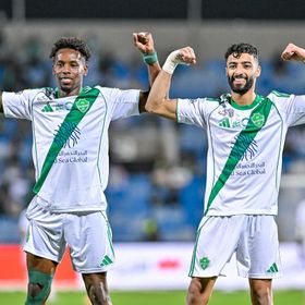 شاهد.. الأهلي ينجو من فخ الرياض بهدف عكسي ويتصدّر الدوري السعودي
