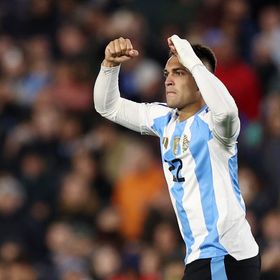 لاوتارو مارتينيز: ميسي فضائي وأنا أستحق الكرة الذهبية