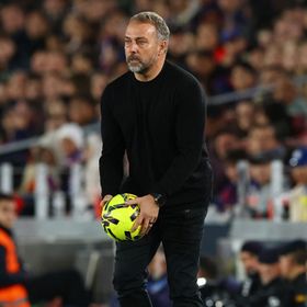 فليك يفاجئ الجميع: هذا اللاعب يغيب عن برشلونة "لمشكلة شخصية"