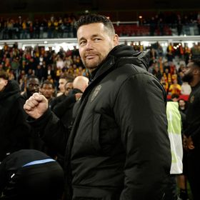 مفاجأة.. ساج يتفوق على إنريكي ويتوج بجائزة أفضل مدرب في الدوري الفرنسي