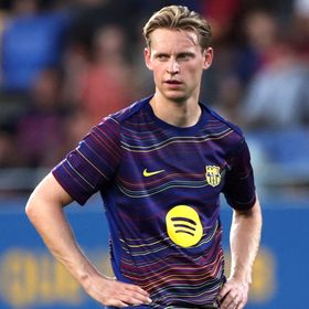 دي يونغ ينتقد إقامة مباراة برشلونة وفياريال في ميامي