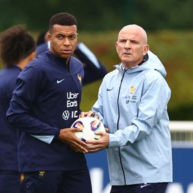 مساعد مدرب فرنسا يتابع موقعة ريال مدريد وبرشلونة في برنابيو