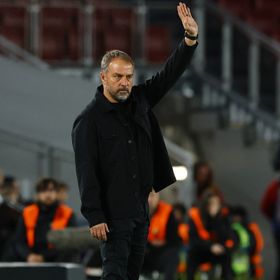 فليك يهنئ لاماسيا ويثير الغموض حول مستقبل قائد برشلونة