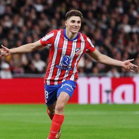 صفقة خوليان ألفاريز تتعقد وبرشلونة يميل إلى "الحل المضمون"