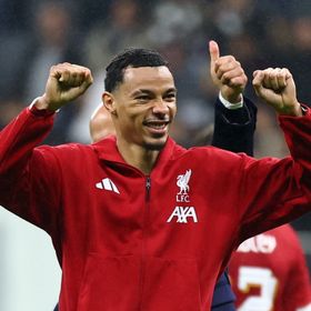 مهاجم ليفربول يتلقى هدية خاصة من كريم بنزيما