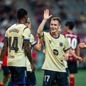 ناديان إنجليزان يتصارعان لضم كاسادو نجم وسط برشلونة