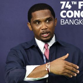 مدرب الكاميرون السابق يهاجم صمويل إيتو: نرجسي ويعتقد أنه الأفضل