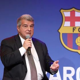برشلونة يتطلع لبيع لاعبين وعقود رعاية من شركات سعودية