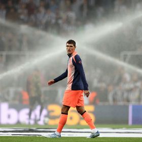 برشلونة يعلن إصابة كريستنسن بتمزق جزئي في الرباط الصليبي