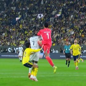 شاهد.. نواف العقيدي حارس النصر يصيب لاعب الأخدود بـكسور في "القفص الصدري"