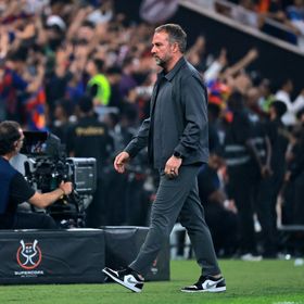 هدف لكل فرد.. هانزي فليك يكشف نصيحته للاعبي برشلونة قبل نهائي السوبر