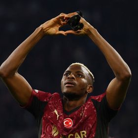 أوسيمين "التاريخي" يسجل هاتريك في فوز غلطة سراي على أياكس