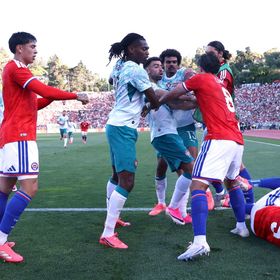 شاهد.. طرد لاعبَين بعد شجار عنيف خلال ودية البرتغال وتشيلي