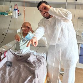 لفتة إنسانية من ريان شرقي.. زيارة أطفال مرضى في ليون