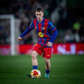 ديبورتيفو لاكورونيا يسابق الزمن لضم لاعب وسط برشلونة
