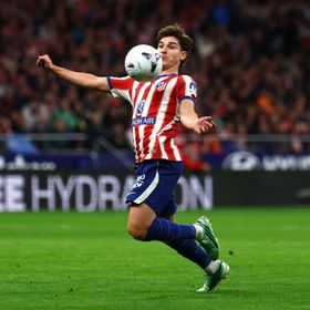 أتلتيكو مدريد يضغط على برشلونة قبل الكلاسيكو وخوليان ألفاريز يحظى بتصفيق