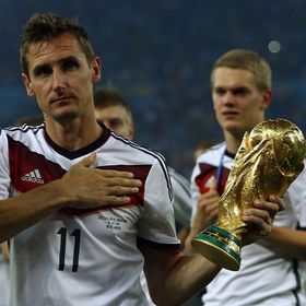 الأسطورة كلوزه يناشد ليونيل ميسي تحطيم رقمه القياسي بكأس العالم