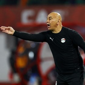 حسام حسن: اللعب بخمسة مدافعين؟ كل الفرق تقلّد مصر