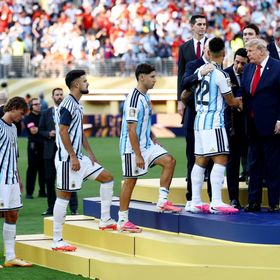لاعب وحيد من الأرجنتين تحلى بروح رياضية مع إسبانيا وتعهد بإعادة الكأس