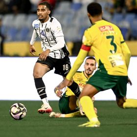 الخليج يفرض التعادل على الشباب رغم النقص العددي