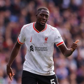 ليفربول "يقرّ" بخسارته كوناتي ولن يسهّل رحيله إلى ريال مدريد