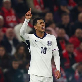 أسطورة إنجلترا يدافع عن جود بيلينغهام: الصحافة تكرهه لعجزها أمامه