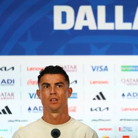 "ابقَ قوياً يا ليو".. رونالدو يواسي ميسي بعد وفاة والده