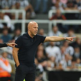 سلوت سيُشرك إيزاك تدريجياً مع ليفربول ولا يستبعد ضم مدافع بالاس